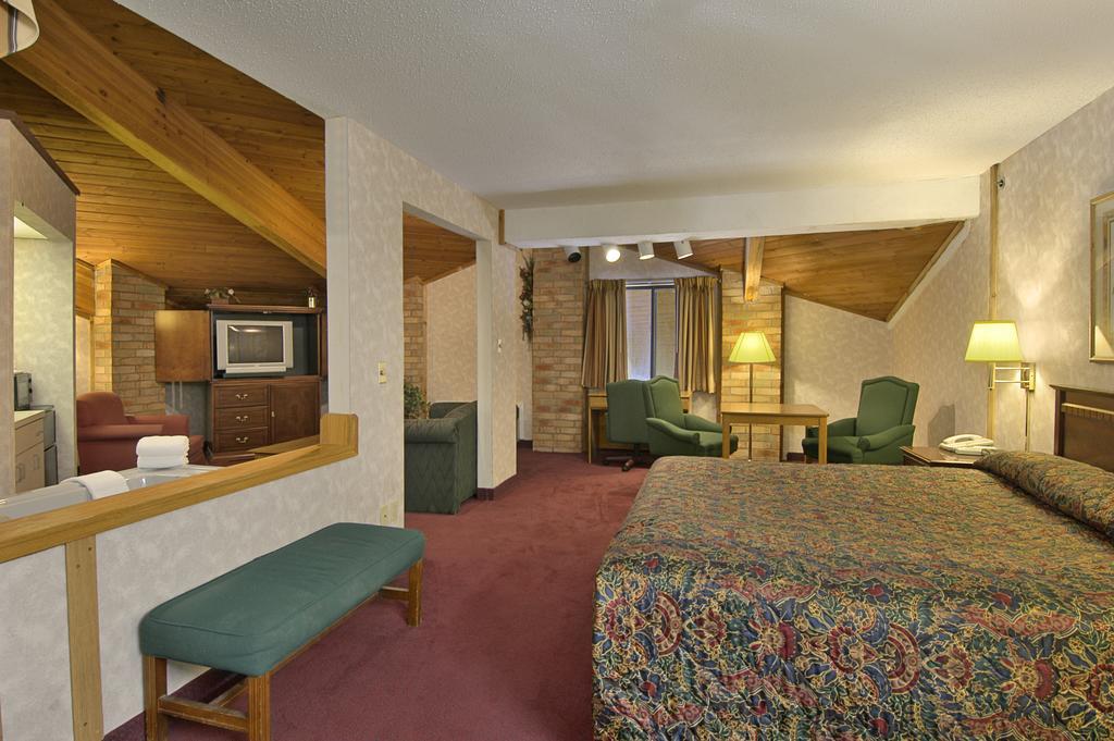 Deluxe King Studio Suite - Non-Smoking