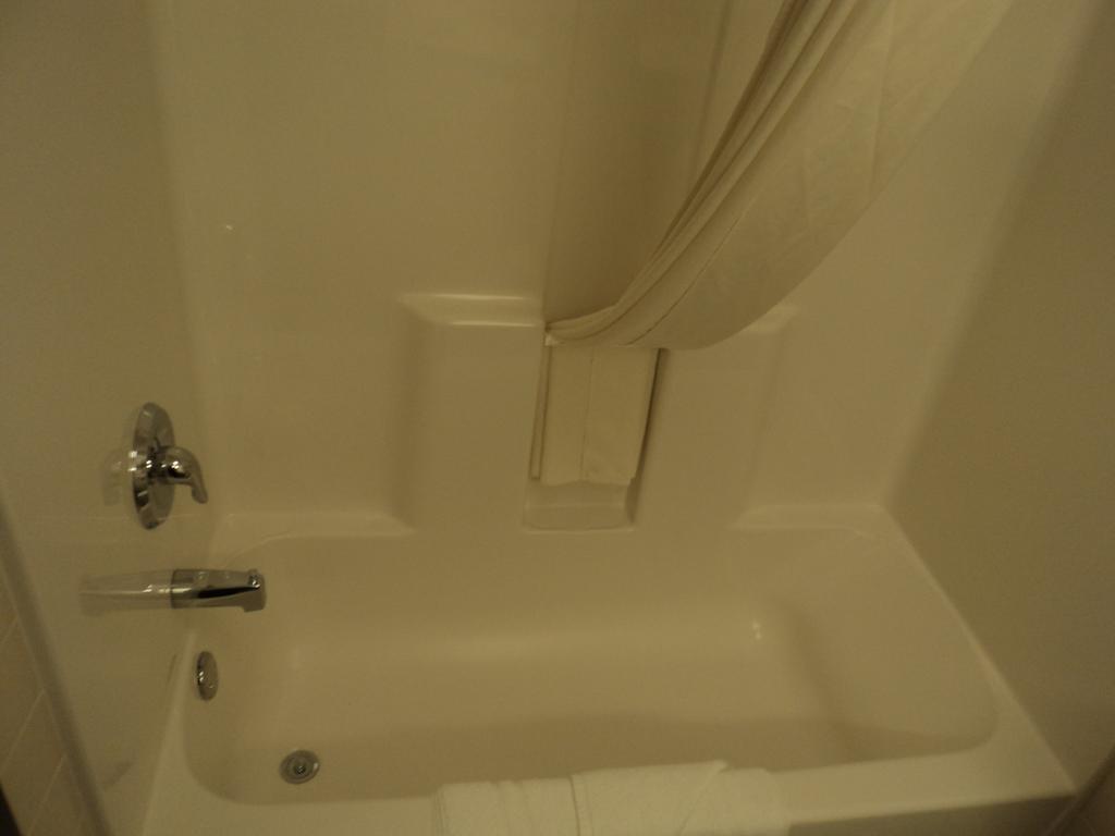 Queen Room with Two Queen Beds - Non-Smoking,224100599:JPEG