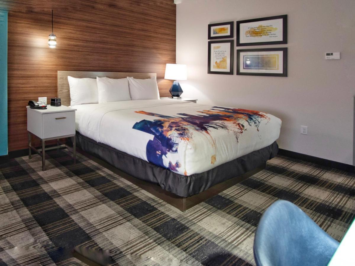 Deluxe King Room - Mobility Access/Non-Smoking