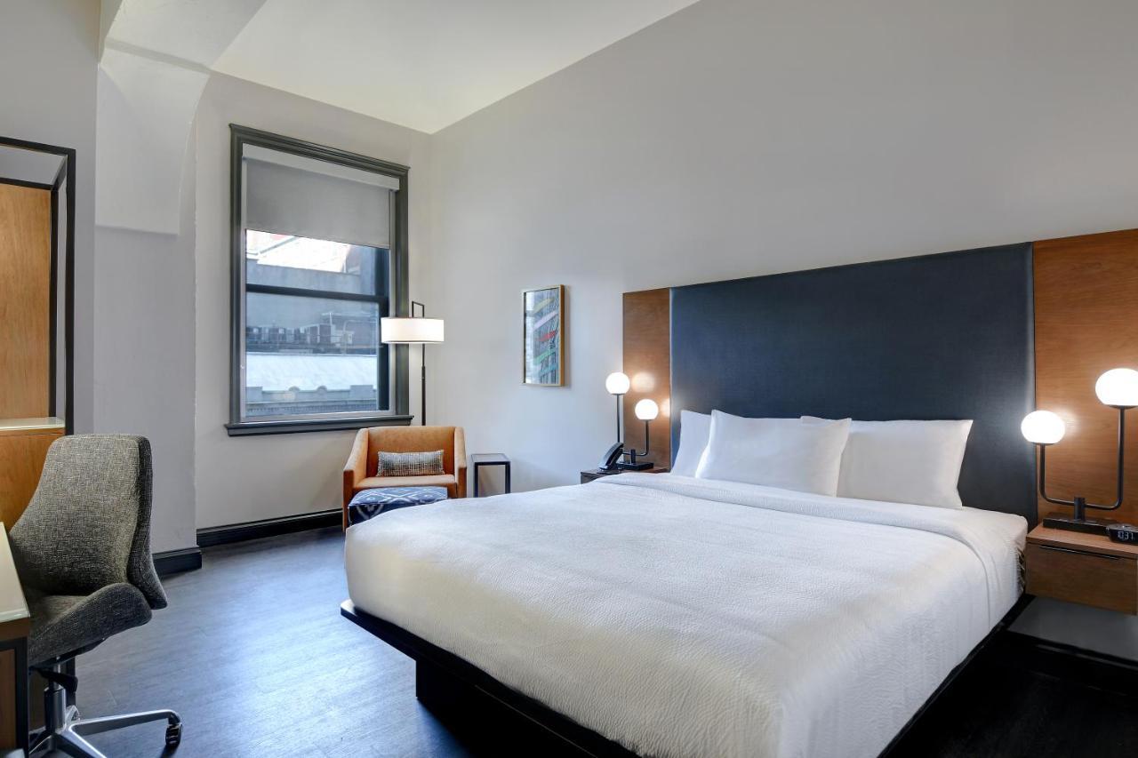 King Room with Transfer Shower - Mobility Access