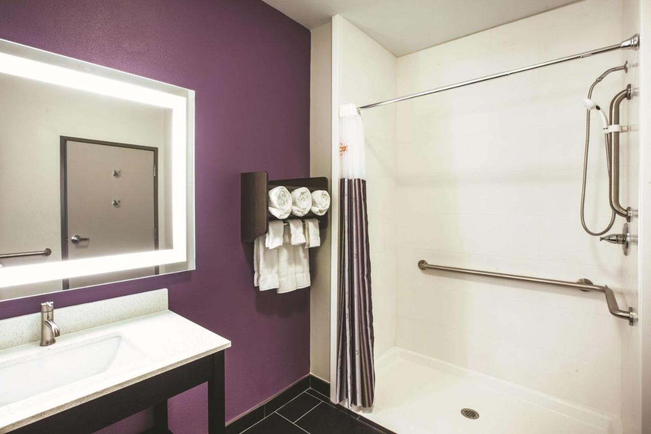 King Suite - Mobility/Hearing Accessible with Bath Tub - Non-Smoking,1162056357:JPEG