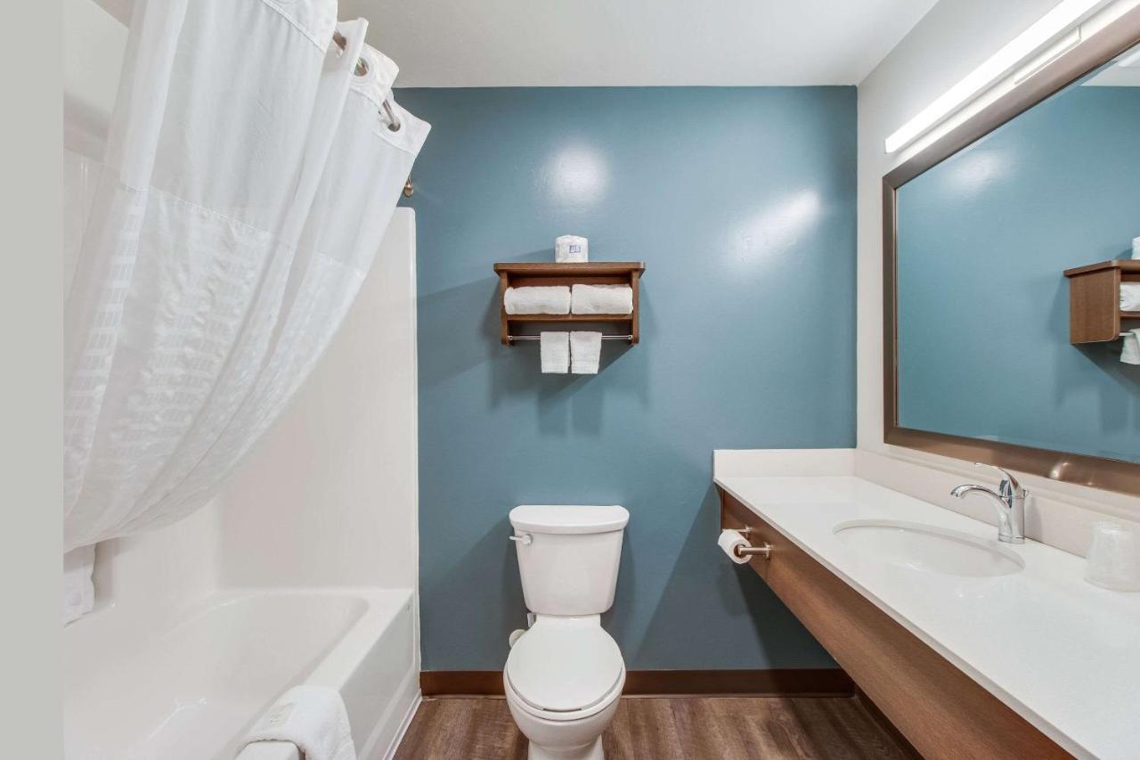 Queen Room with Tub - Accessible/Non-Smoking