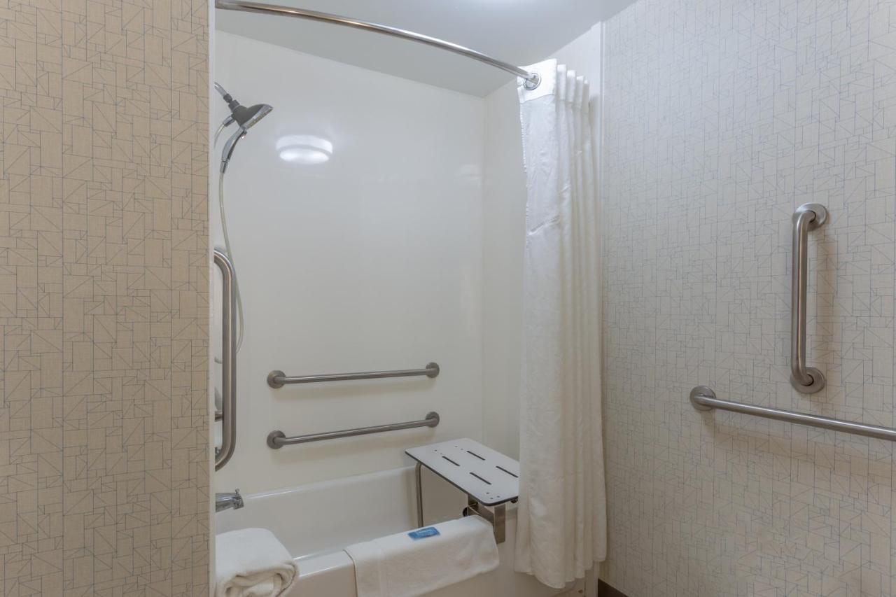 King Room with Two King Beds and Tub - Mobility Accessible