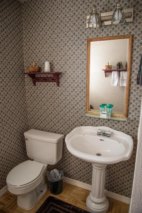 02 - The Corbin Room - King Suite with Private Bathroom