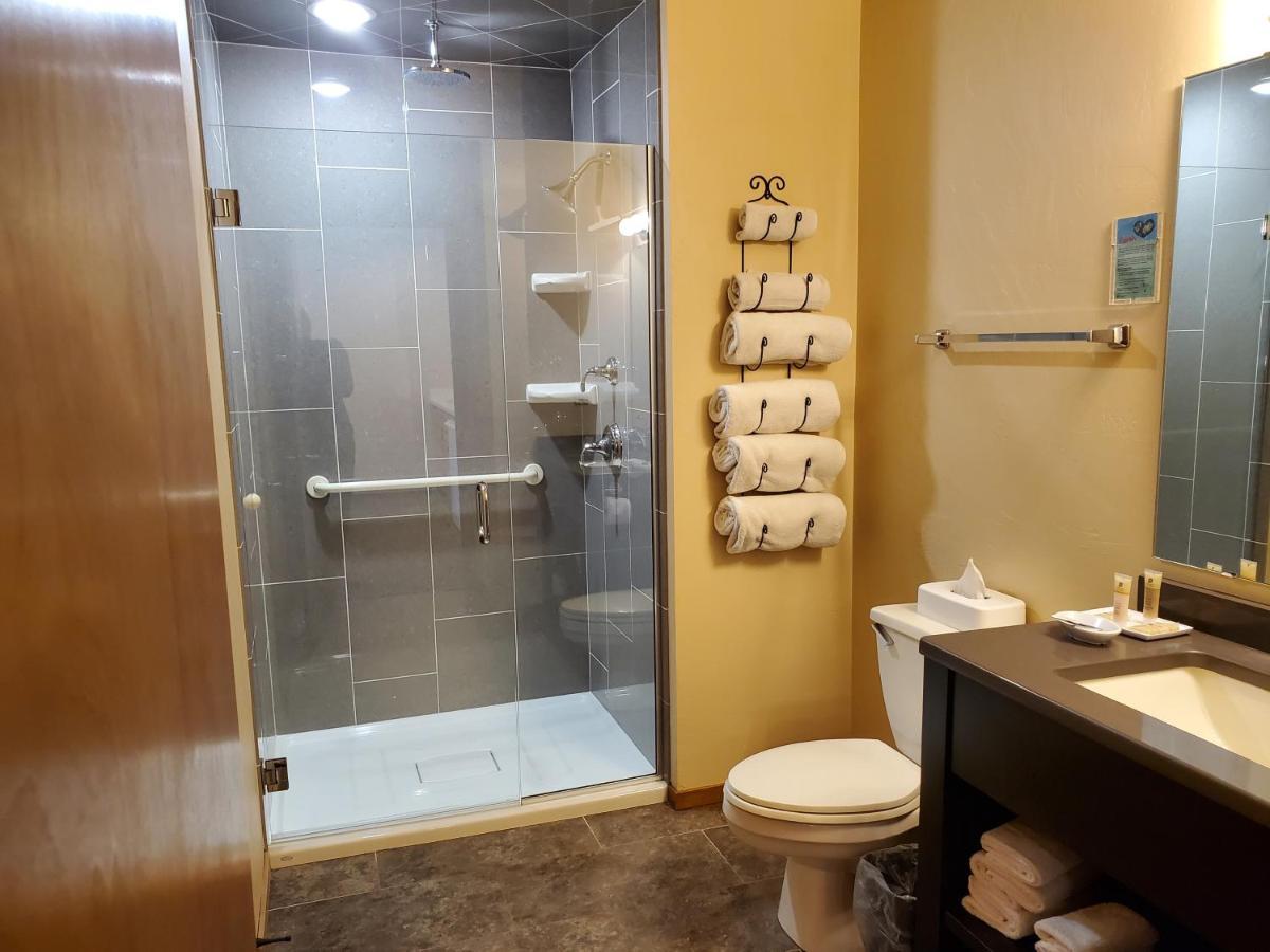 One-Bedroom Suite with Shower,1664663009:JPEG