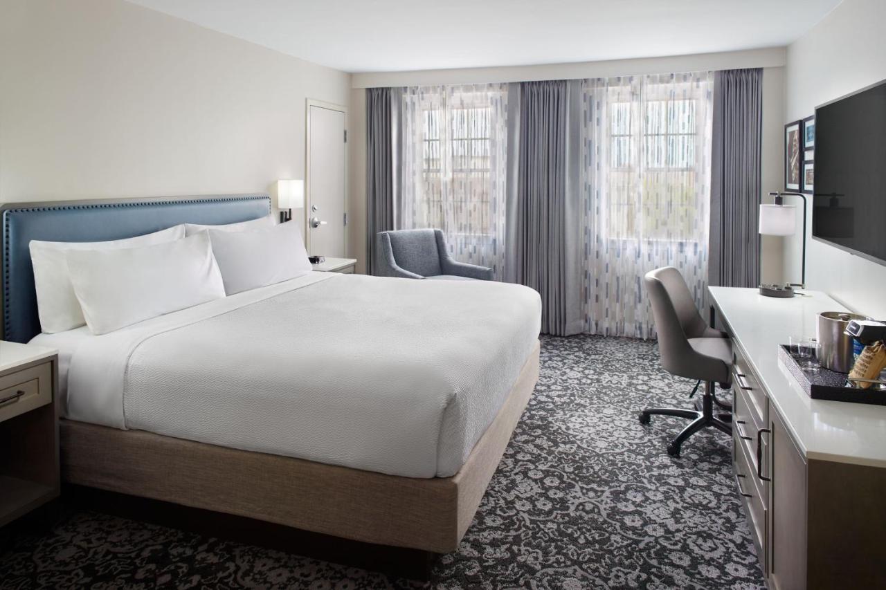 Traditional Guest Room, 1 King Bed, Rooftop View,1418880597:JPEG