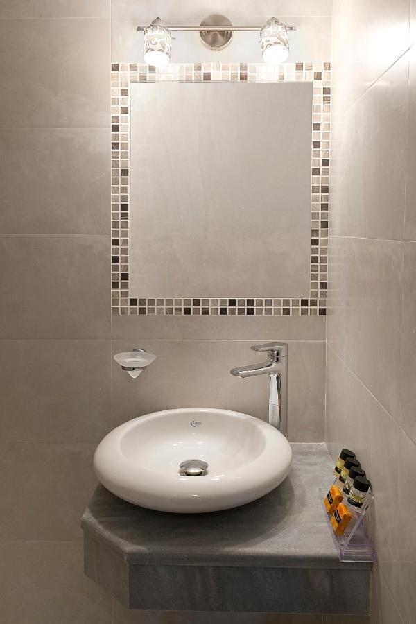 Twin Room with extra bed and Ensuite Bathroom