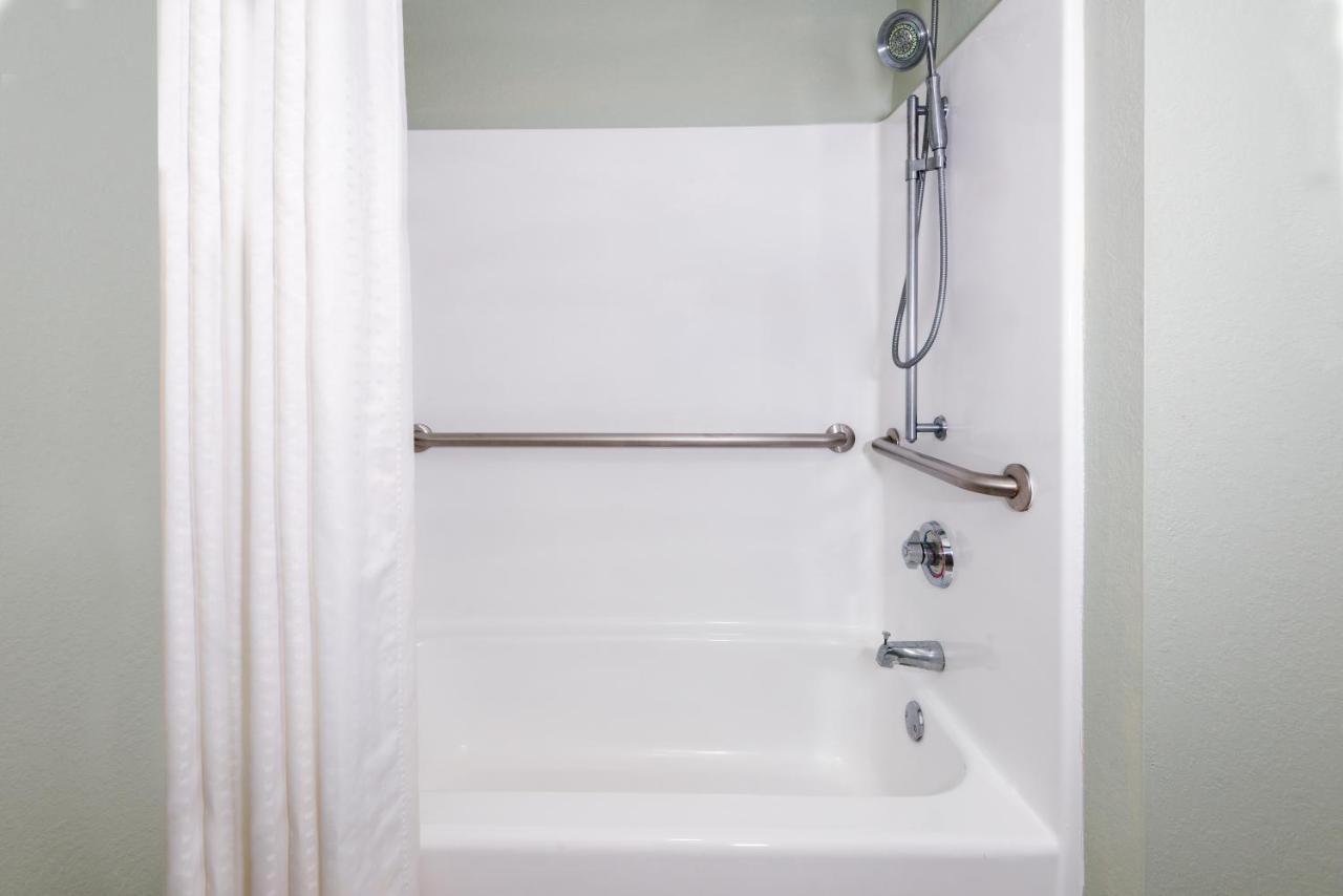 Suite with Mobility Accessible Tub - Non-Smoking