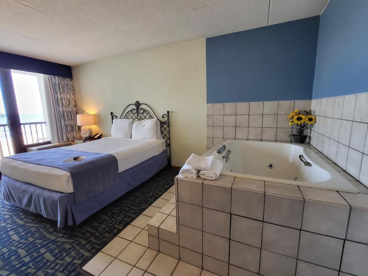 Deluxe Queen room Jetted tub next to bed - Oceanfront - Private Balcony,1187539441:JPEG