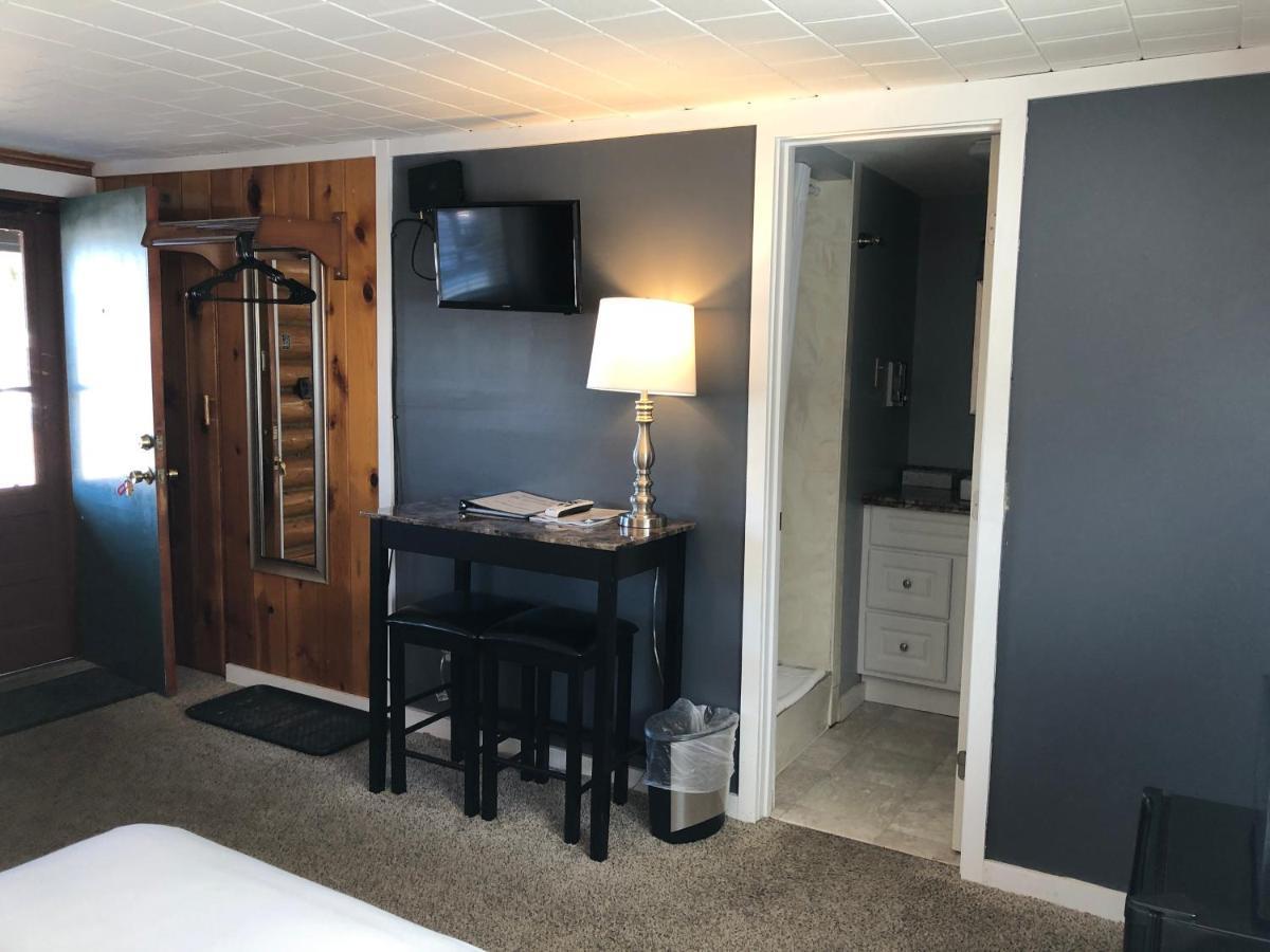 2 Queen - Cabin 8