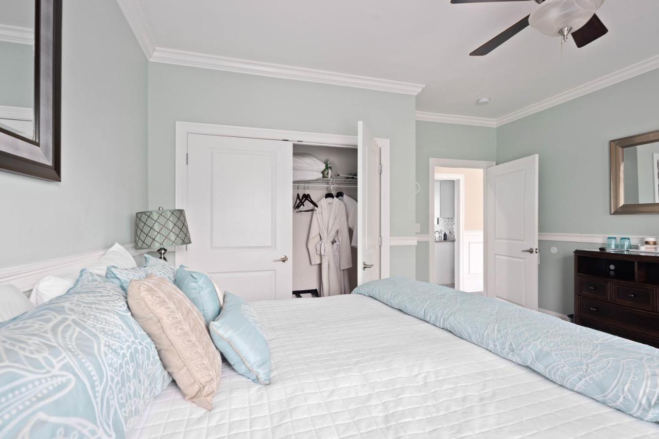 Deluxe King Room - Private Hallway Bathroom