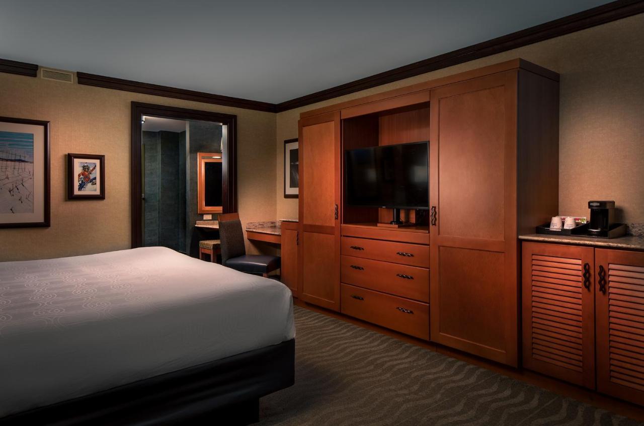 Deluxe Room One King Bed - Smoking,1191146488:JPEG