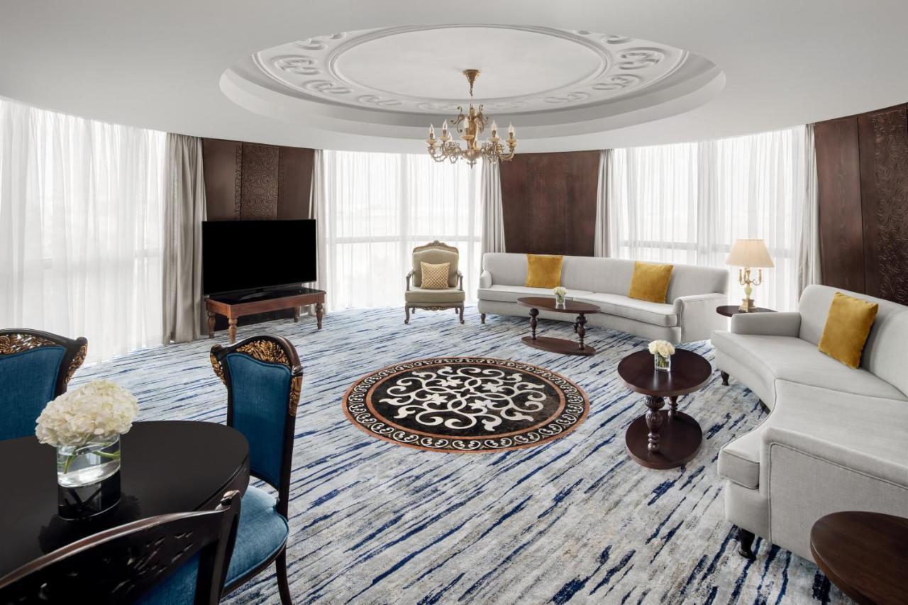 One-Bedroom King Suite with Living/Dining