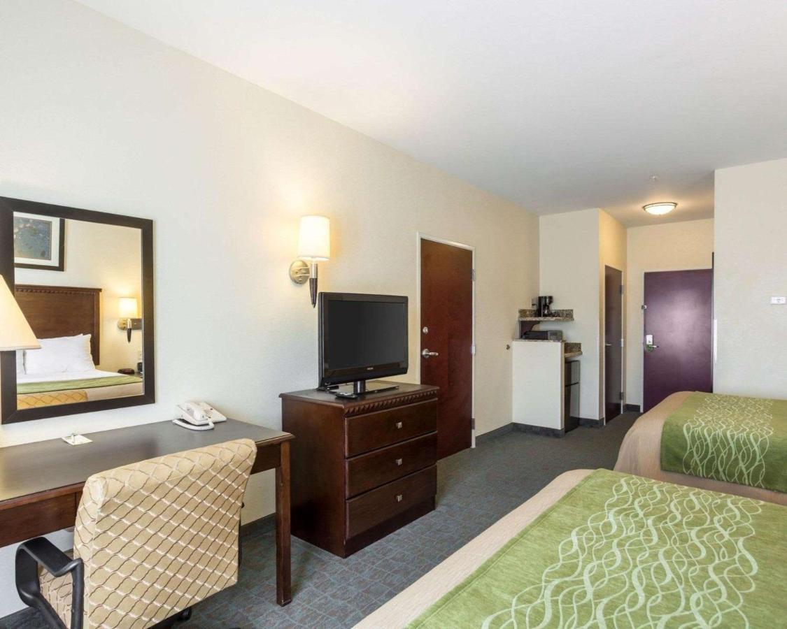 Queen Room with Three Queen Beds - Non-Smoking