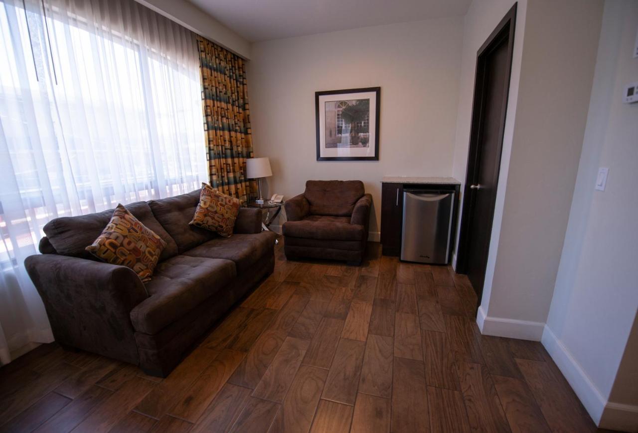 Deluxe Queen Suite