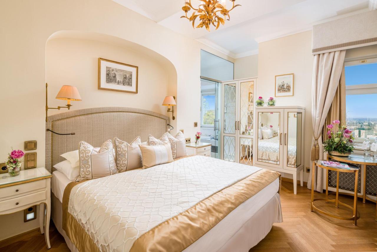 Romantic Double Room with City View and Bath Tub