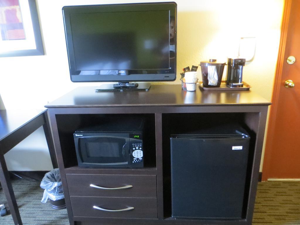 Deluxe King Suite - Non-Smoking