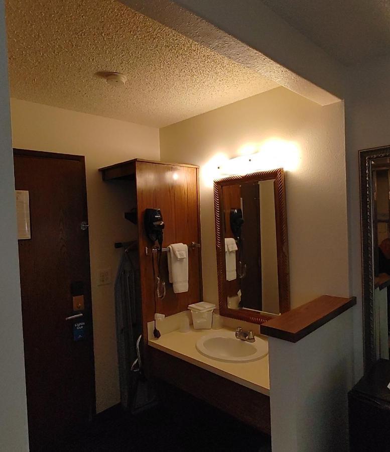 Queen Room - Pet Friendly/Non-Smoking