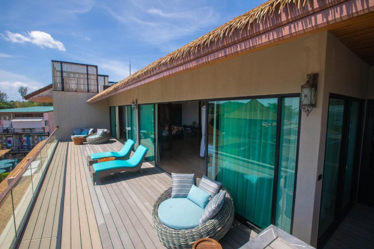 Royal Jacuzzi pool Suite Sea View