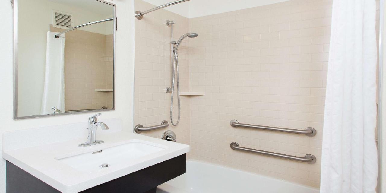 Queen Studio Suite with Bathtub - Mobility Accessible