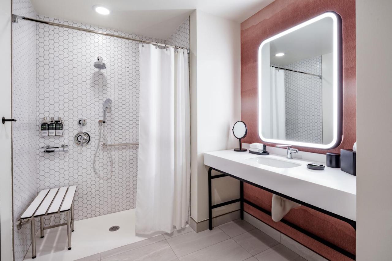 King Room with Roll-In Shower - Disability Access,1207099363:JPEG