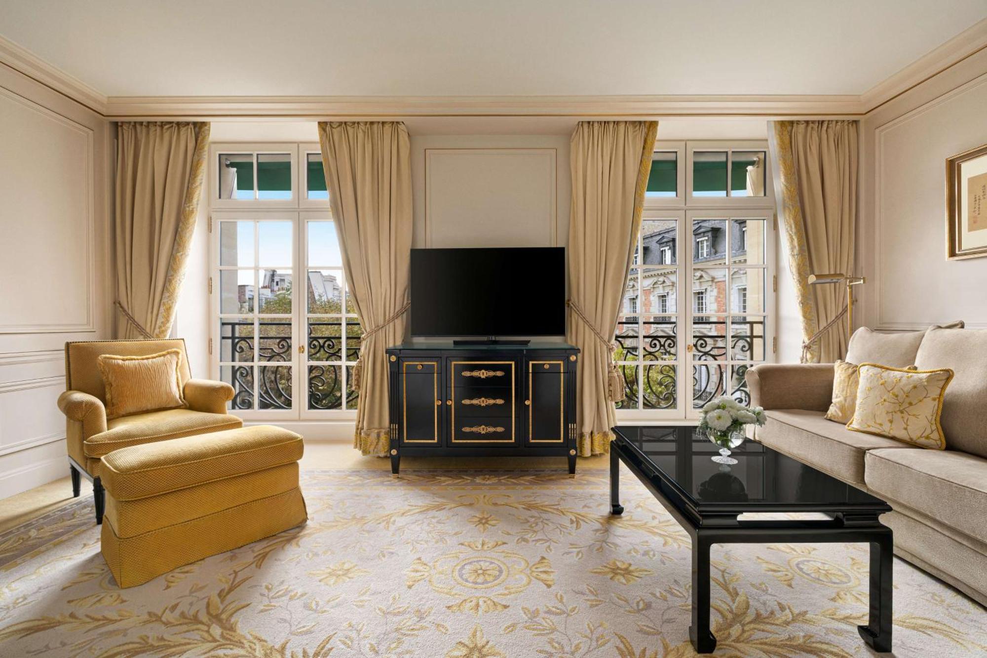 Junior Suite with Paris View