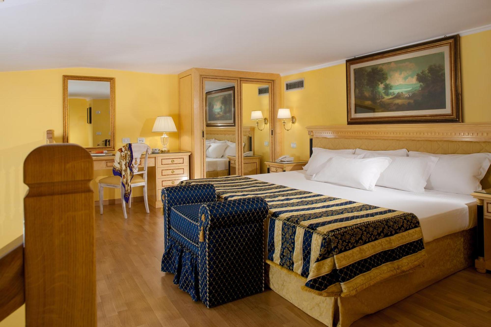 Deluxe Suite with Sea View