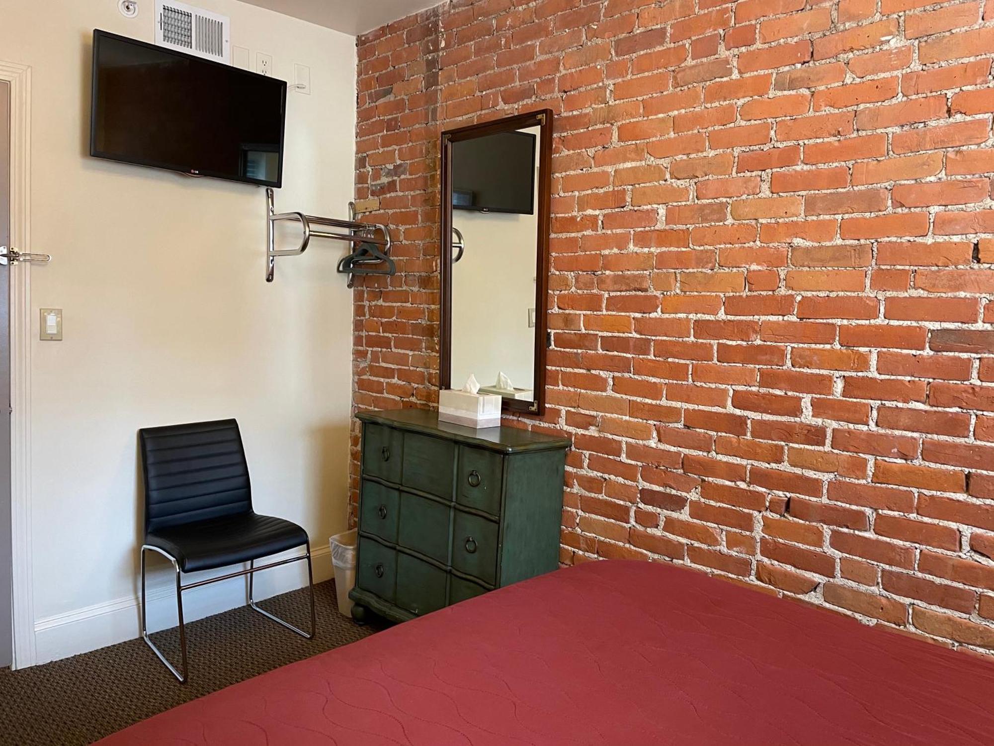Single Room with Shared Bathroom