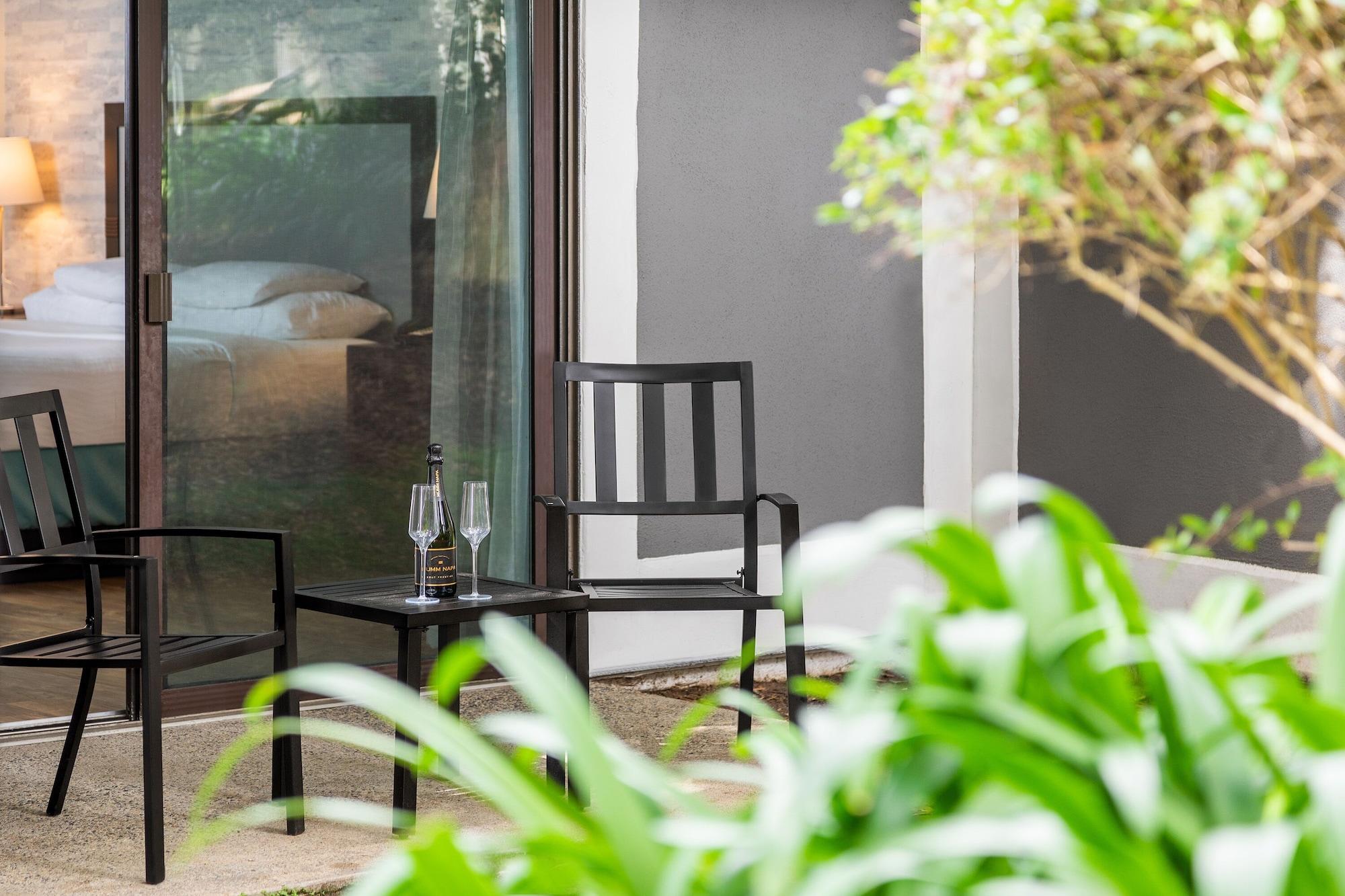 King Room with Roll-In Shower and Courtyard View - Mobility Accessible