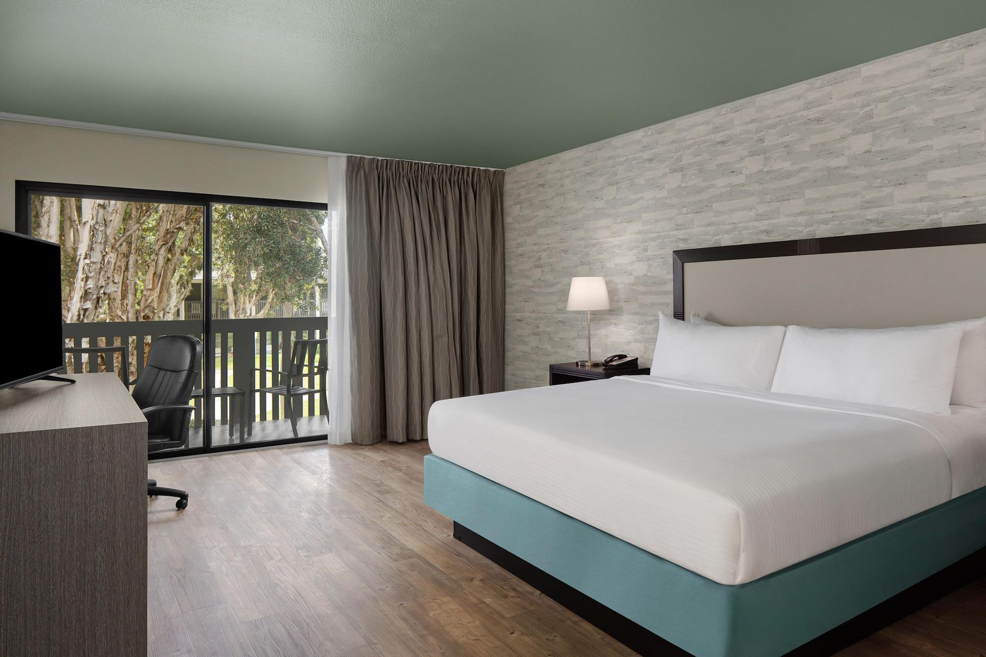 King Room with Balcony and Courtyard View