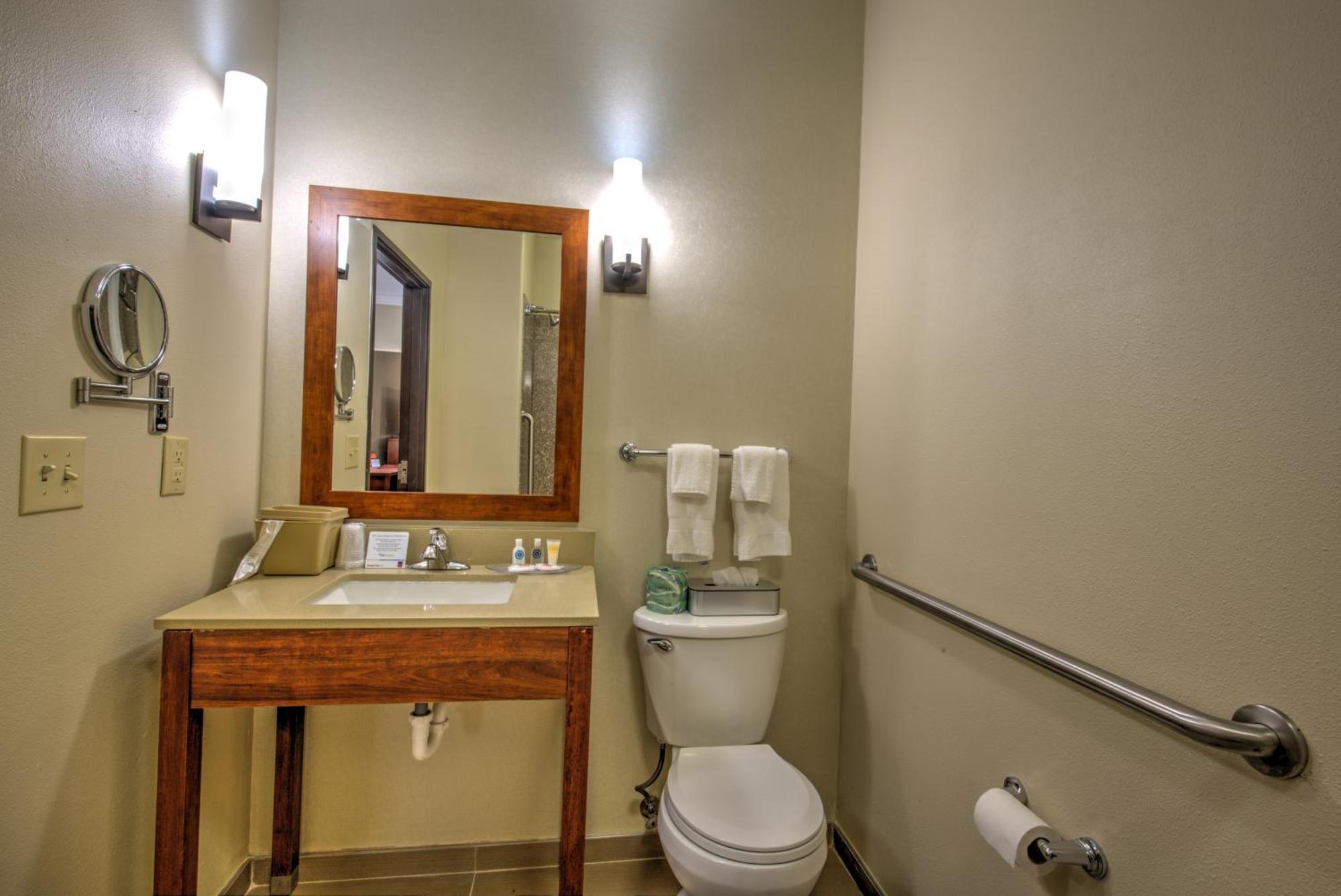 Queen Suite - Accessible/Non-Smoking,1210808632:JPEG
