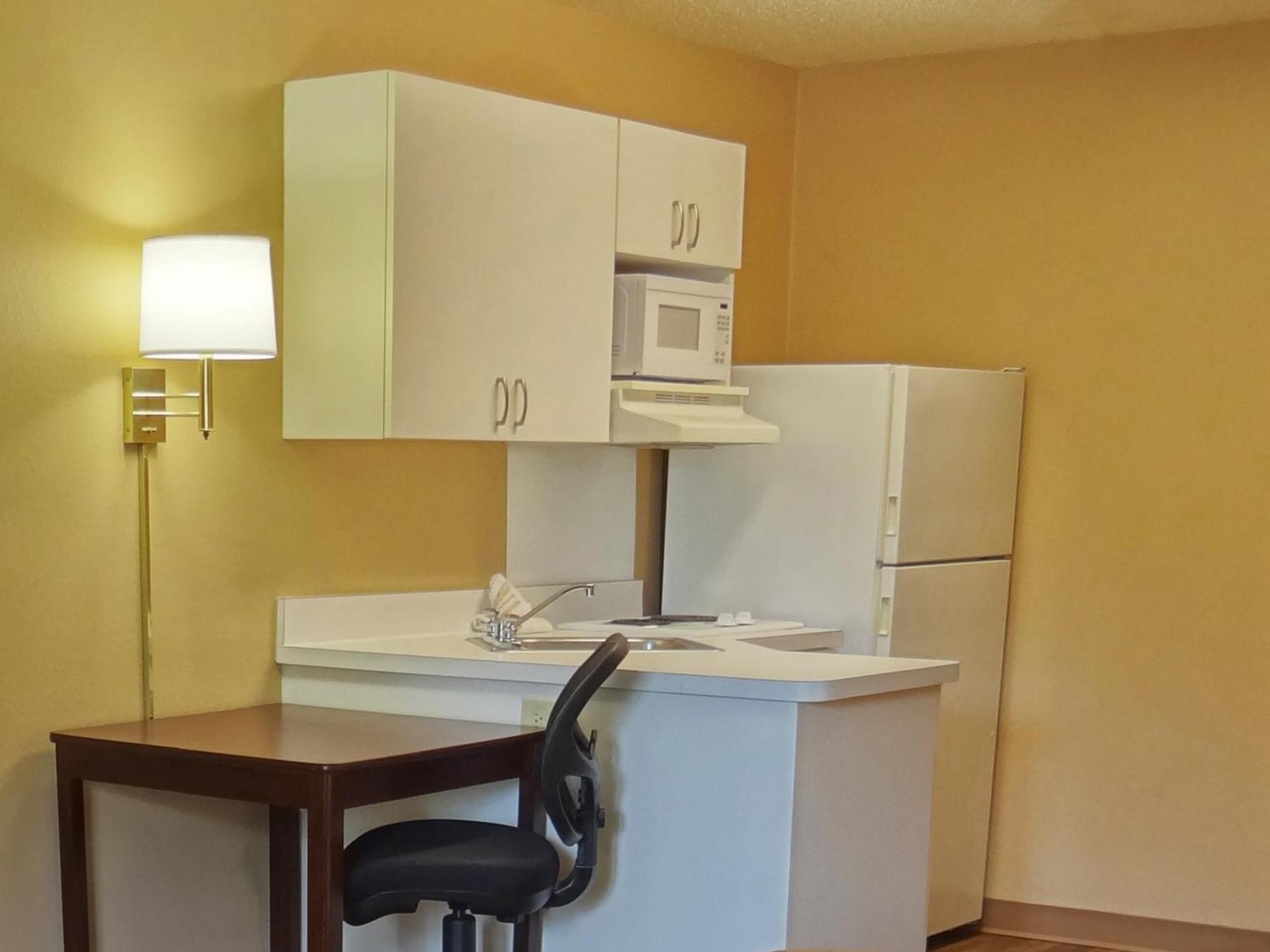 1 QUEEN BED | MOBIL ACCESS TUB NSMK KITCHEN