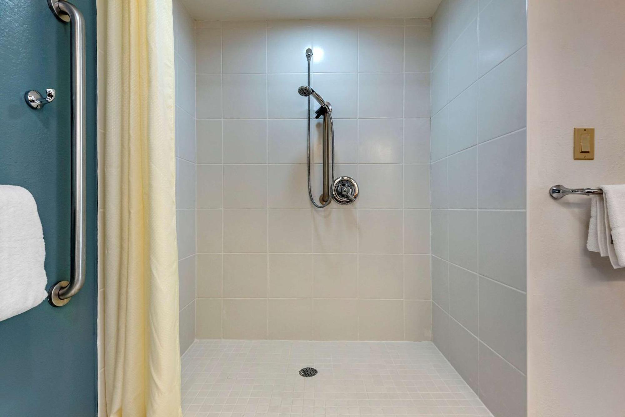 Standard King Room - Disability Access/Non-Smoking,1211065708:JPEG