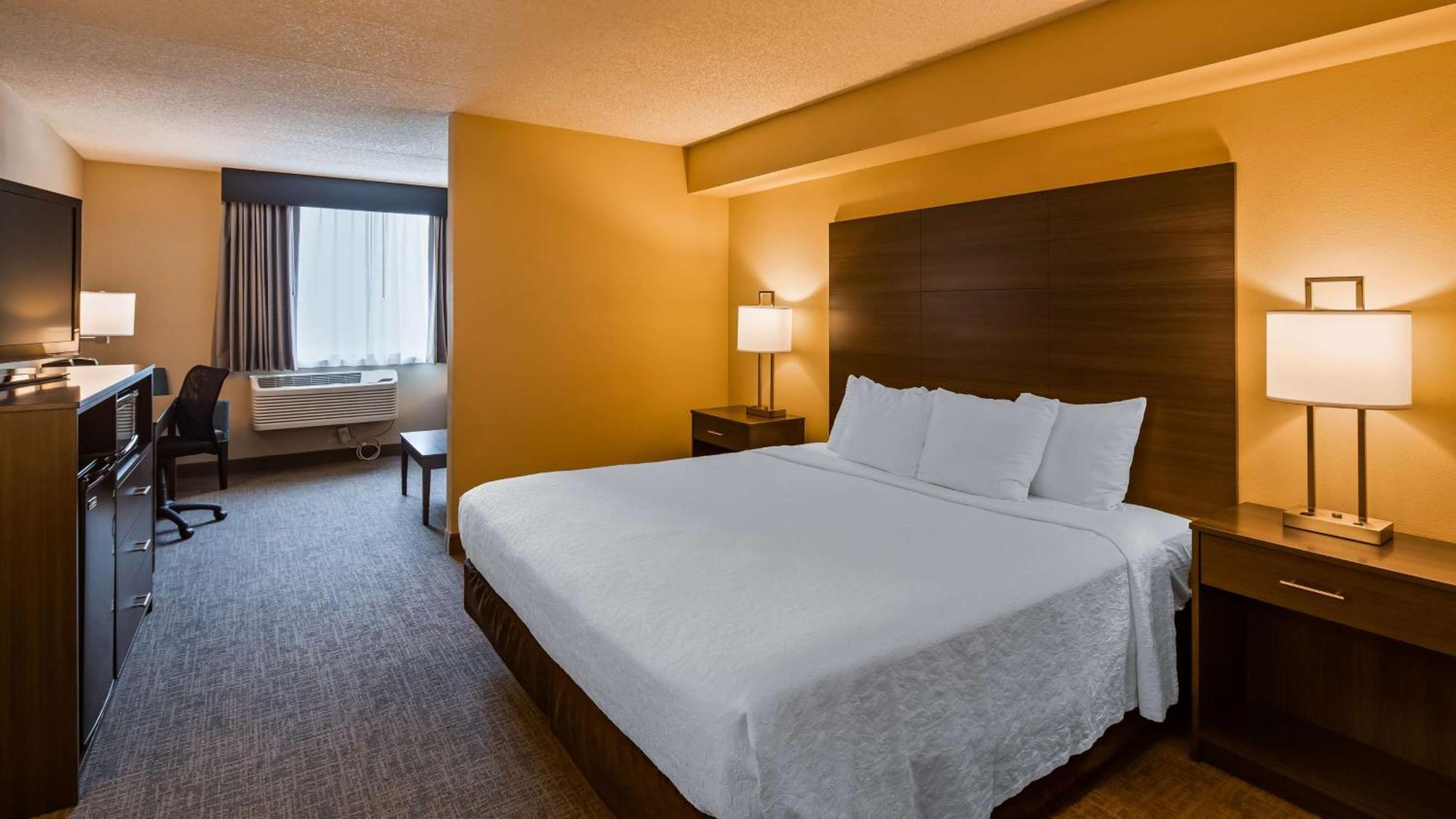 King Suite with Walk-In Shower and Sofa Bed - Disability/Non-Smoking