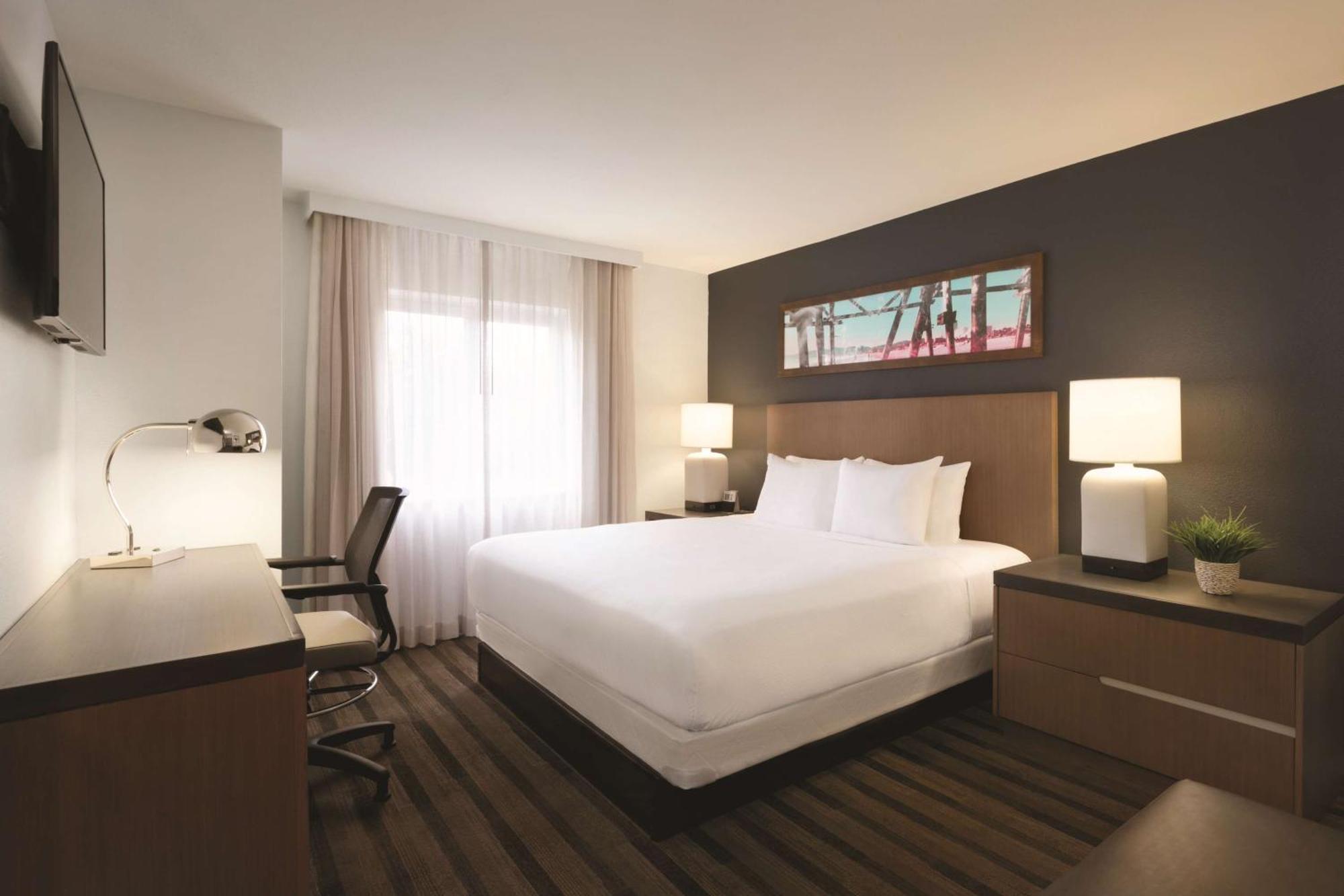 One-Bedroom Queen Suite with Roll-In Shower - Disability Access