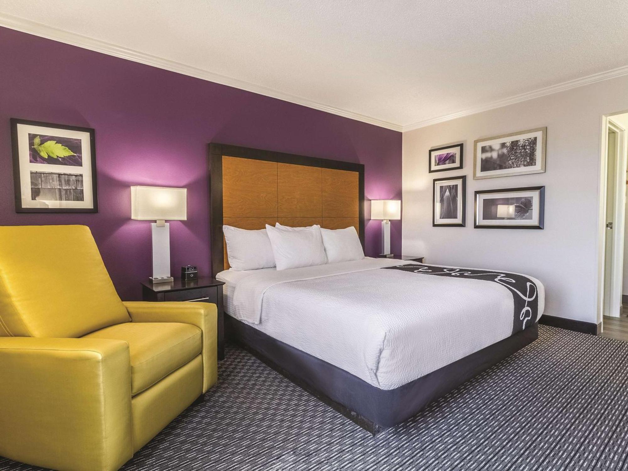 Deluxe King Suite - Mobility Access/Non-Smoking,1211294797:JPEG