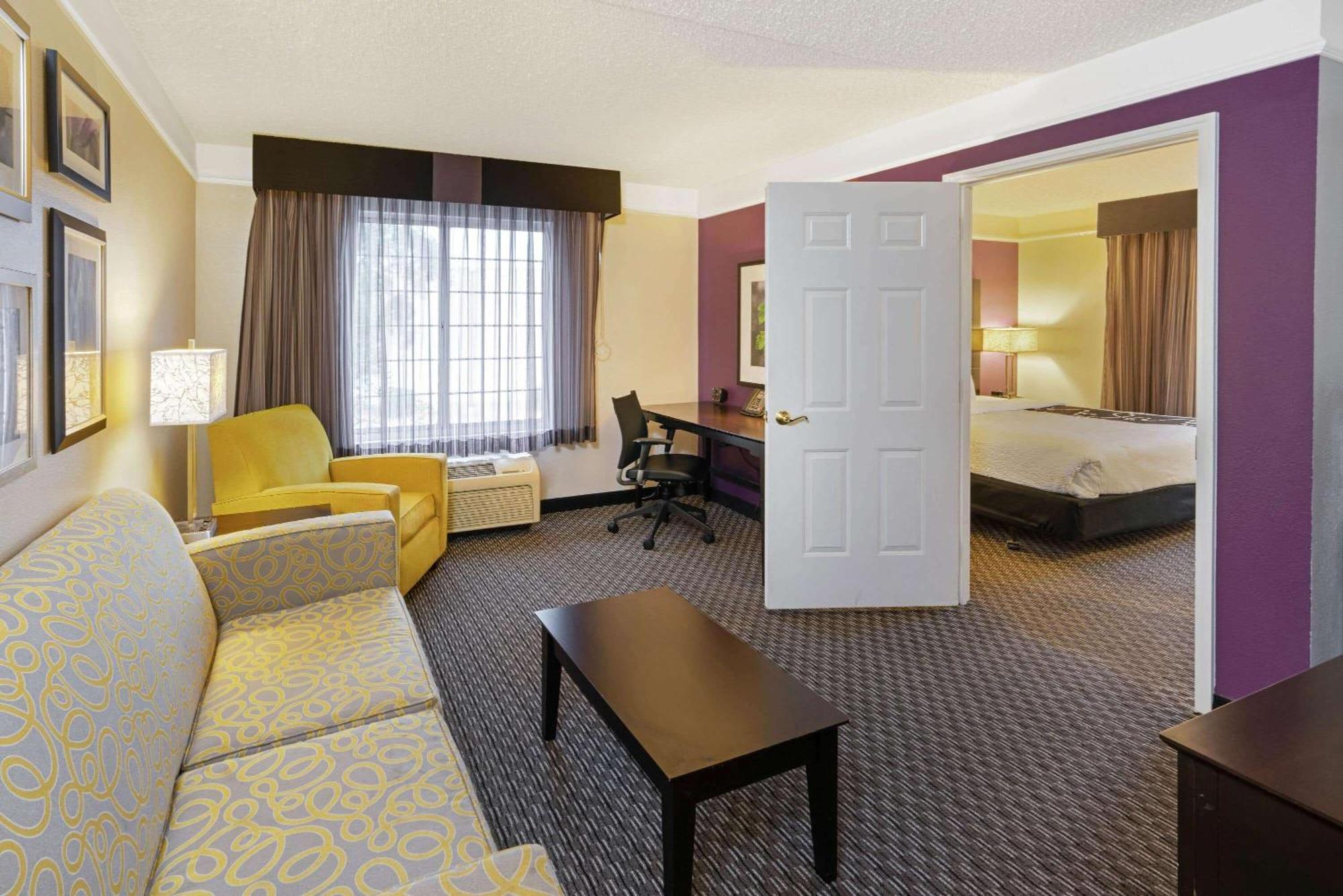 Deluxe King Suite with Sofa Bed,1211294890:JPEG