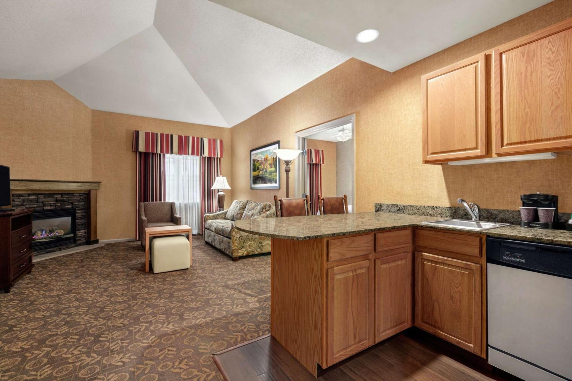 Deluxe King Suite - Non-Smoking