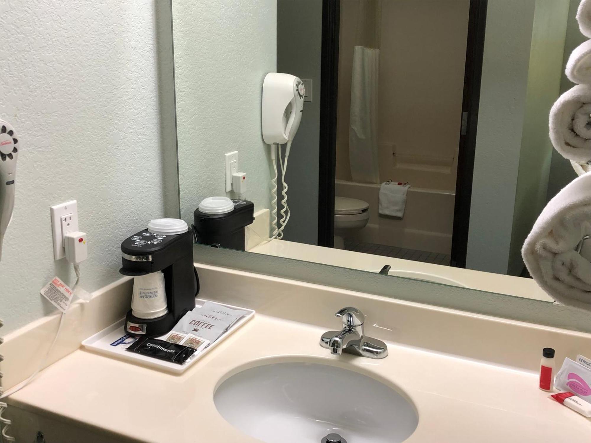Deluxe King Room - Non-Smoking