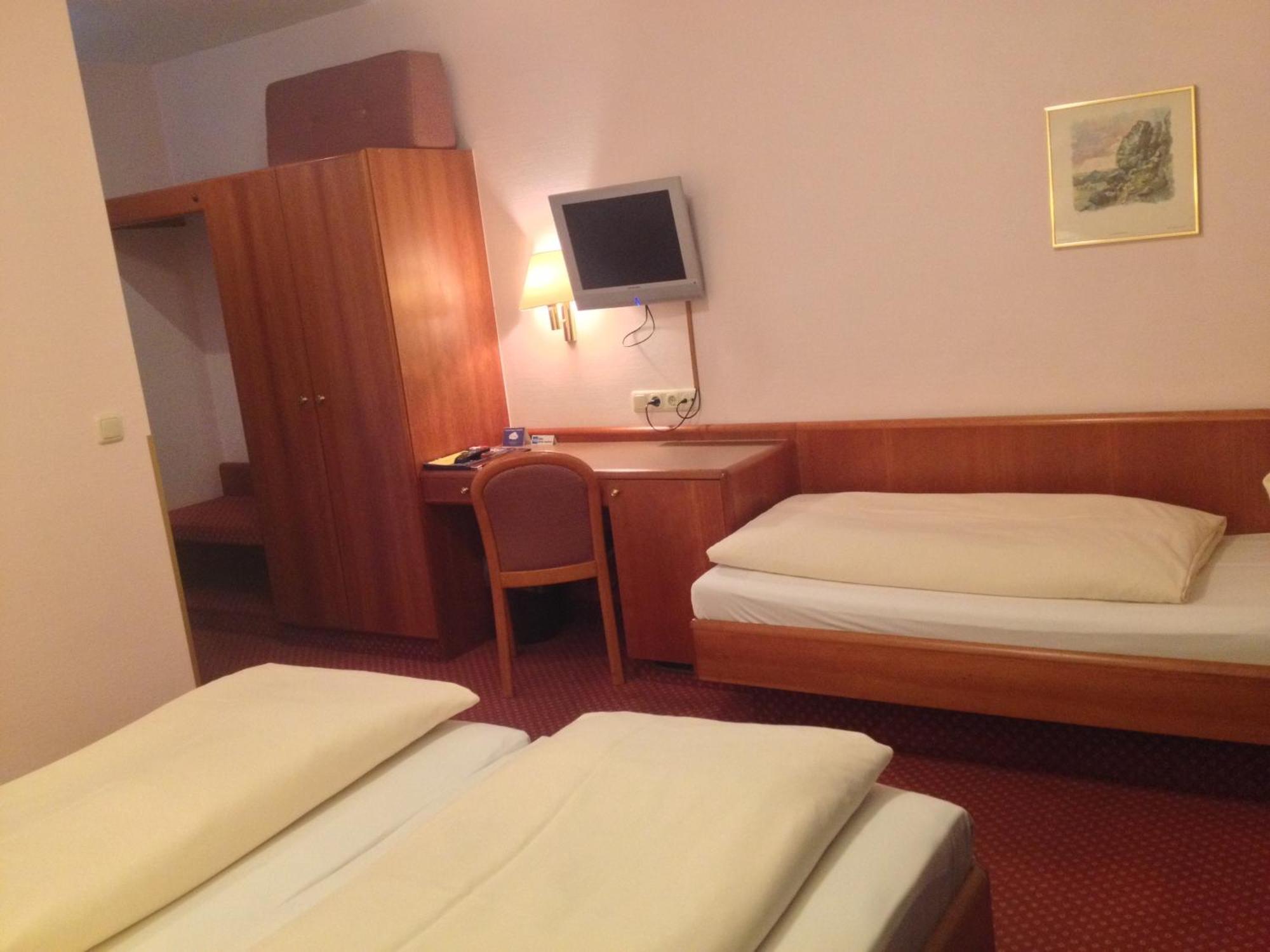 Triple Room,1698848811:JPEG