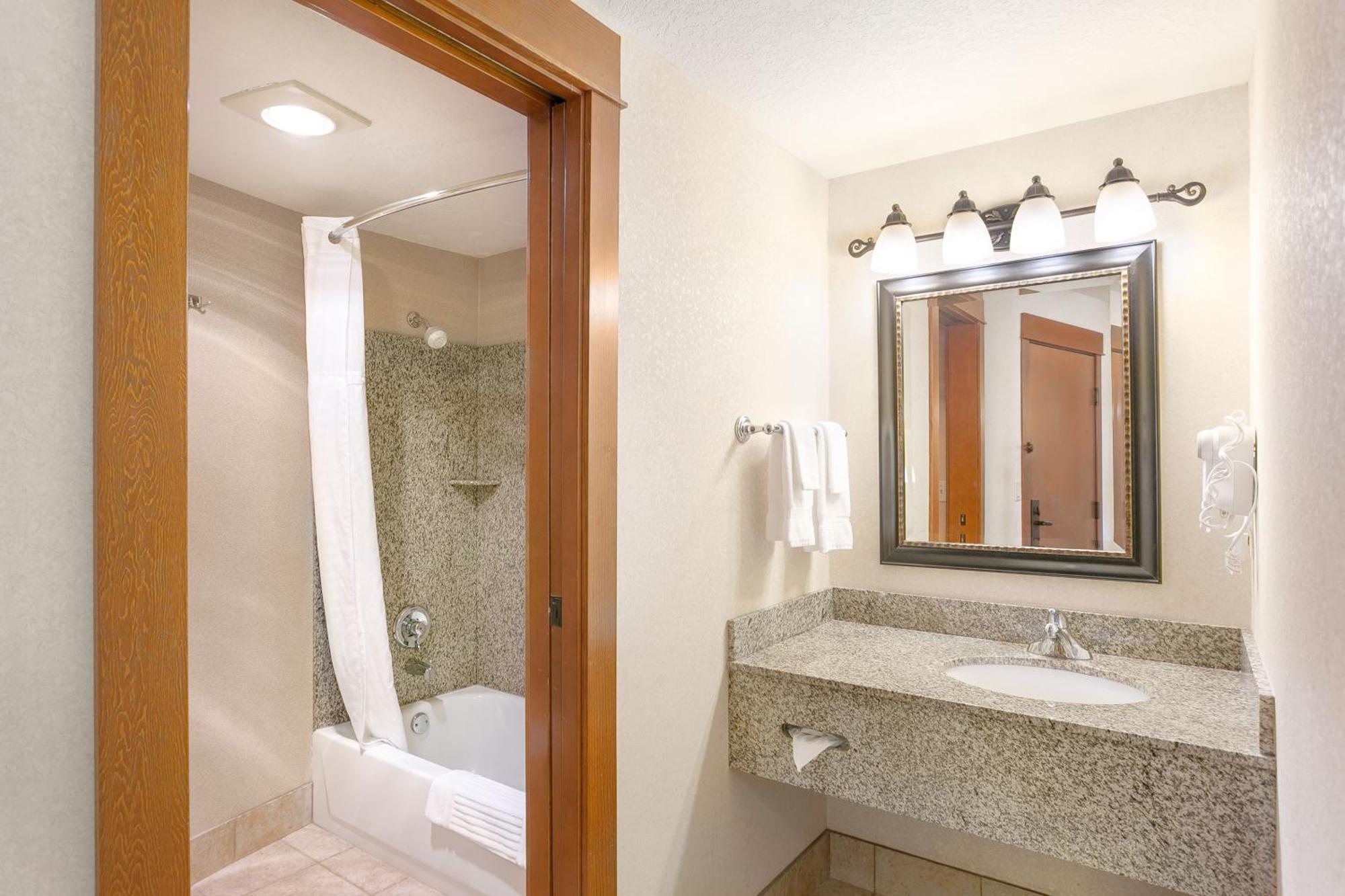 Queen Room with Two Queen Beds - Mobility Accessible w/ Tub - Non Smoking
