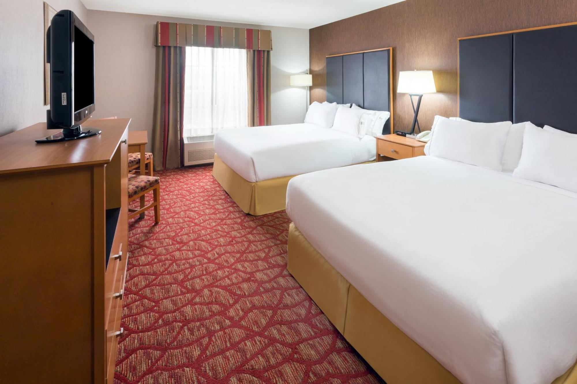 Standard Queen Room with Two Queen Beds and Mobility Accessible Tub