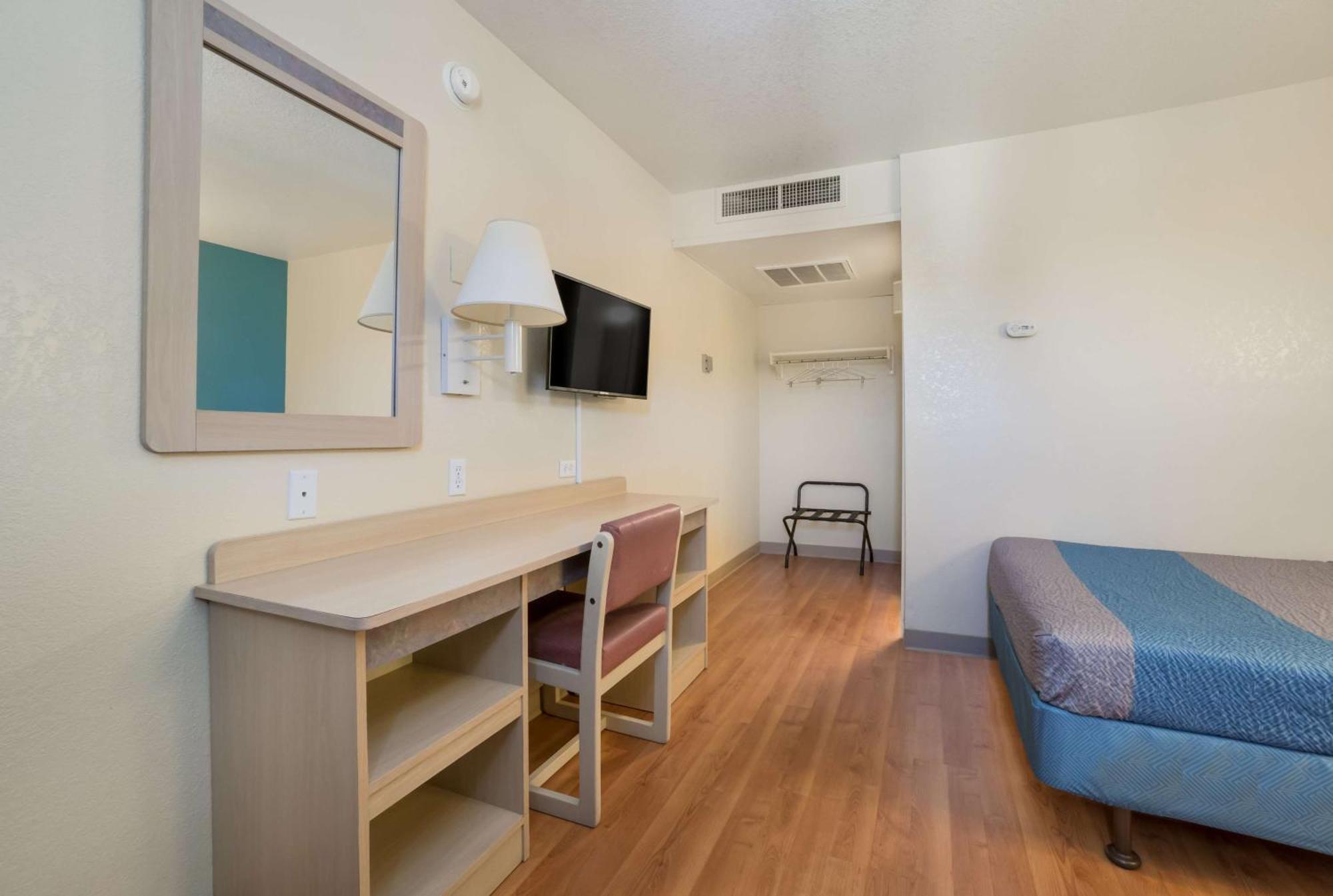 Queen Room - Non-Smoking,1217225737:JPEG