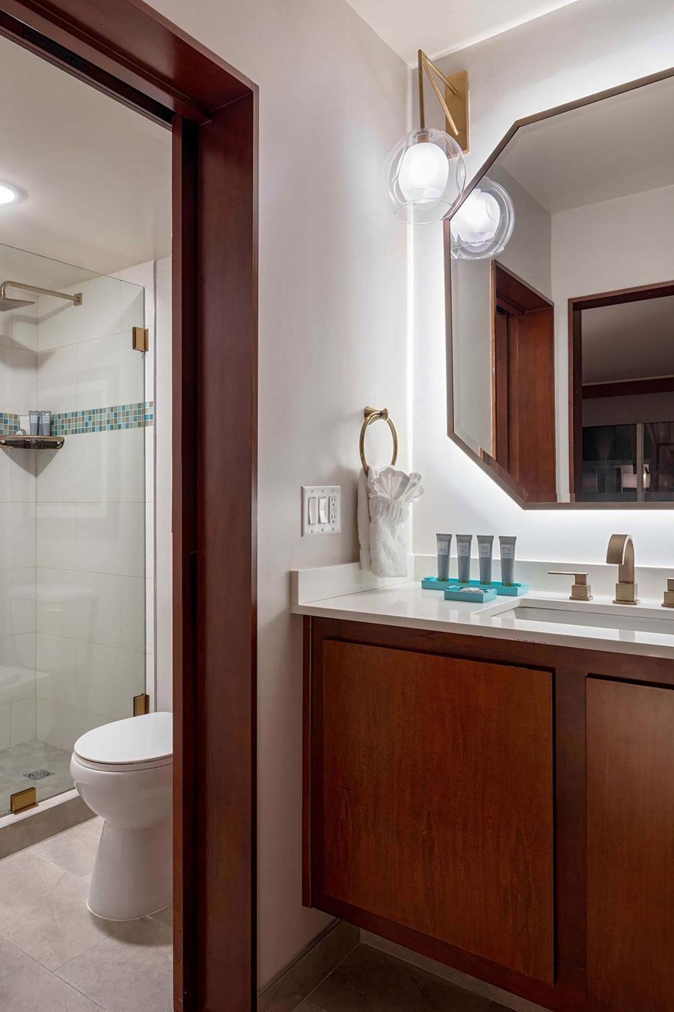 Poolside Guest room with 2 Double