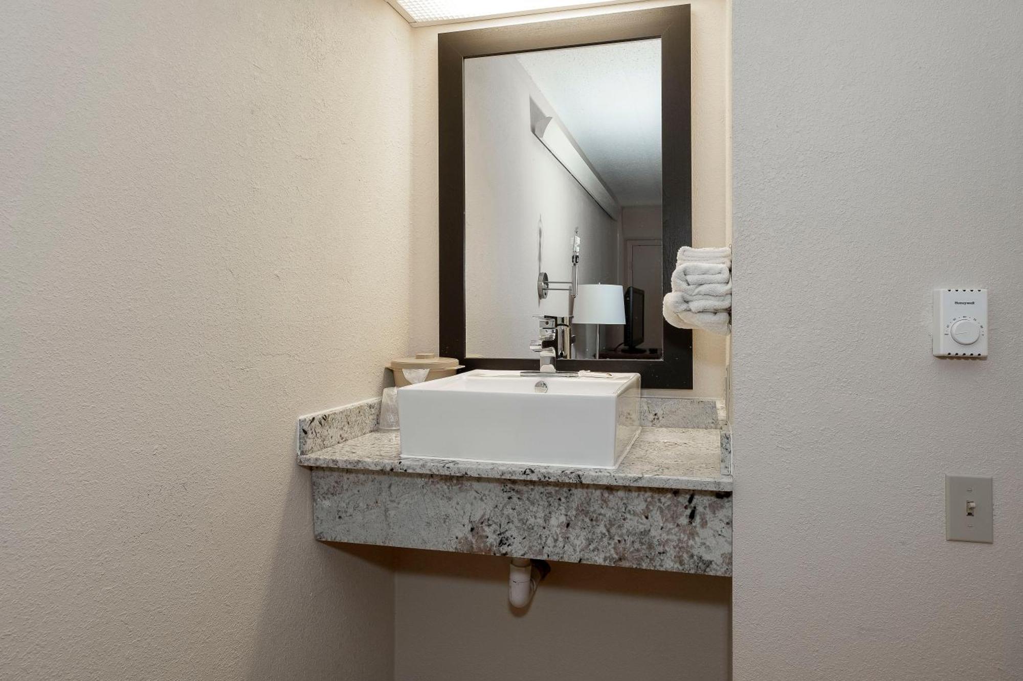 Mobility Accessible Roomm with Two Double Beds and Bathtub  with Grab Bars, Non-Smoking,1614357543:JPEG