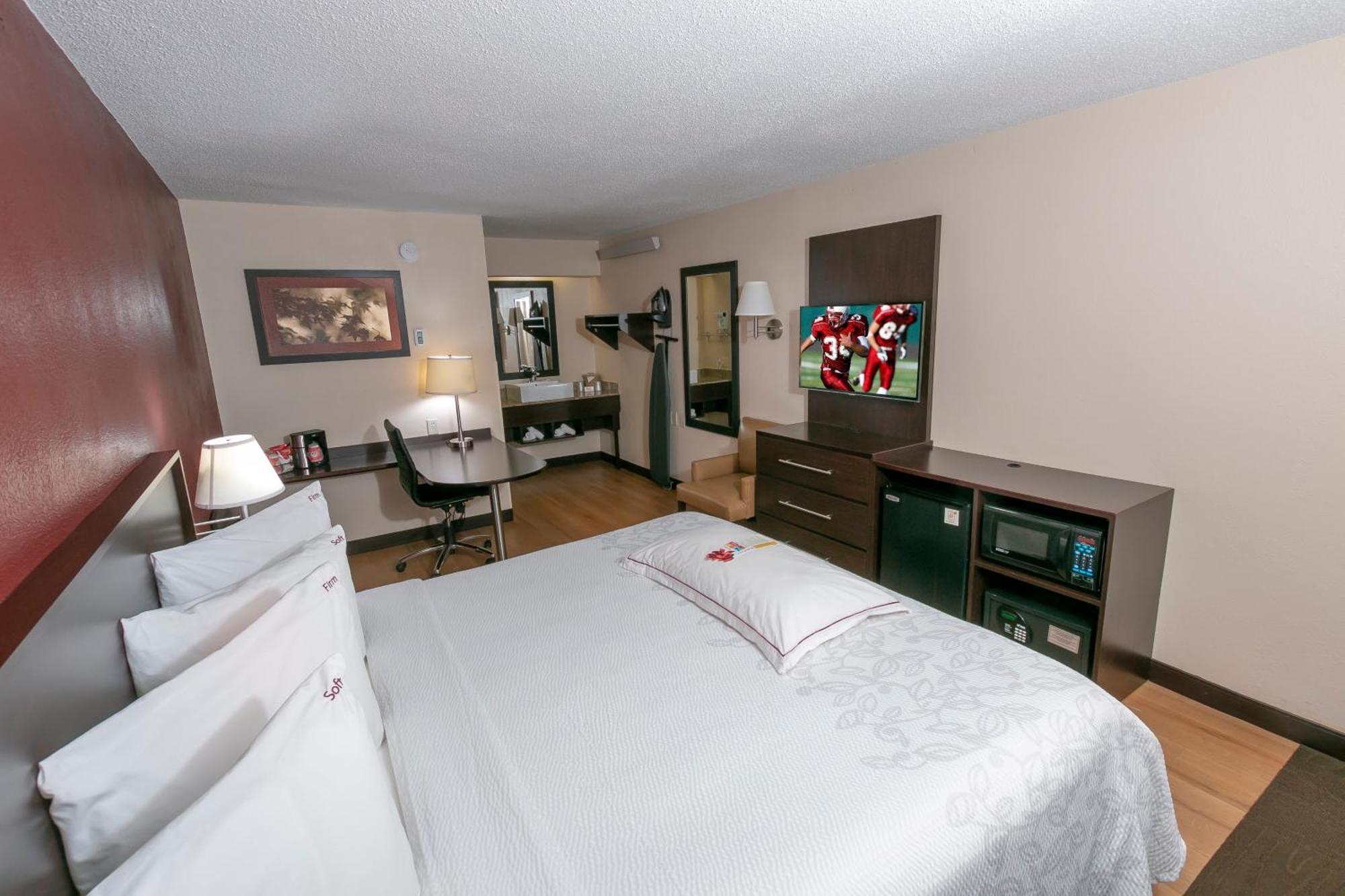Premium King Room Smoke Free (Upgraded Bedding & Snack)