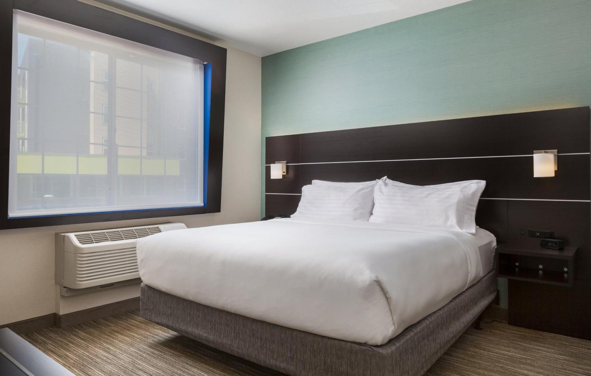 One-Bedroom King Suite with Communications Accessible Roll-In Shower,1218128182:JPEG