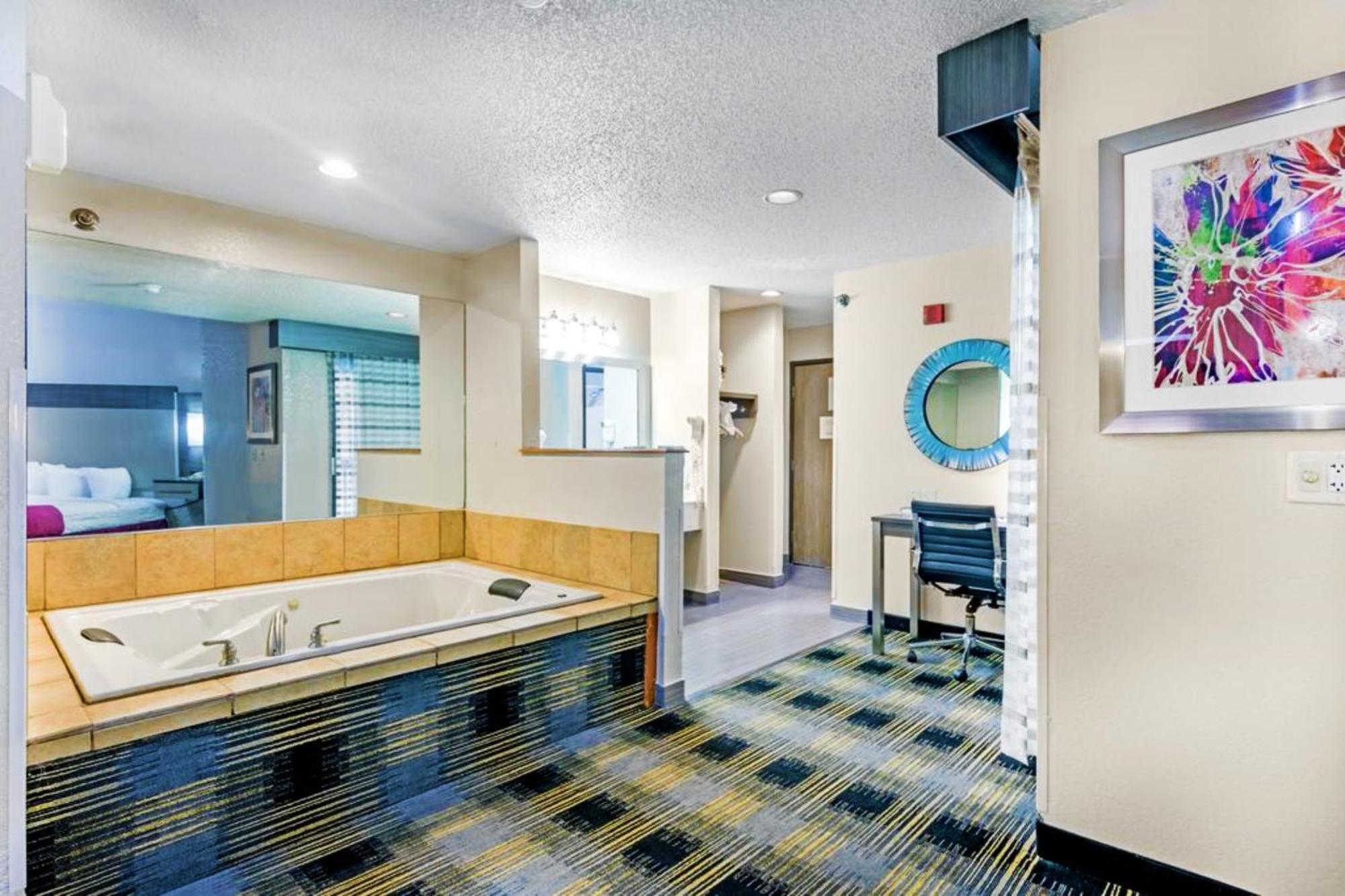 Deluxe King Studio Suite - Non-Smoking