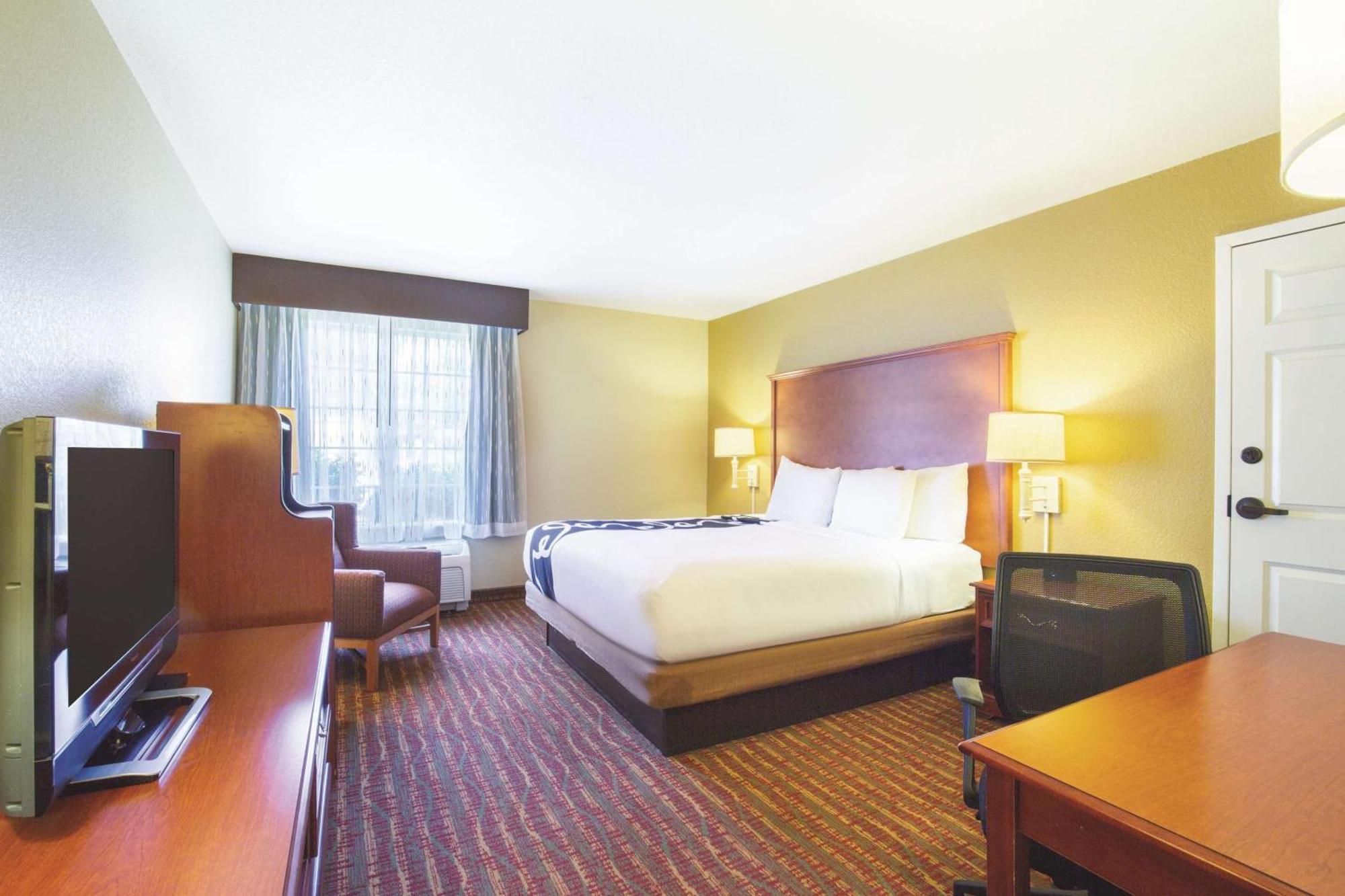 King Room with Bath Tub with Grab Bars - Mobility Accessible/Non-Smoking