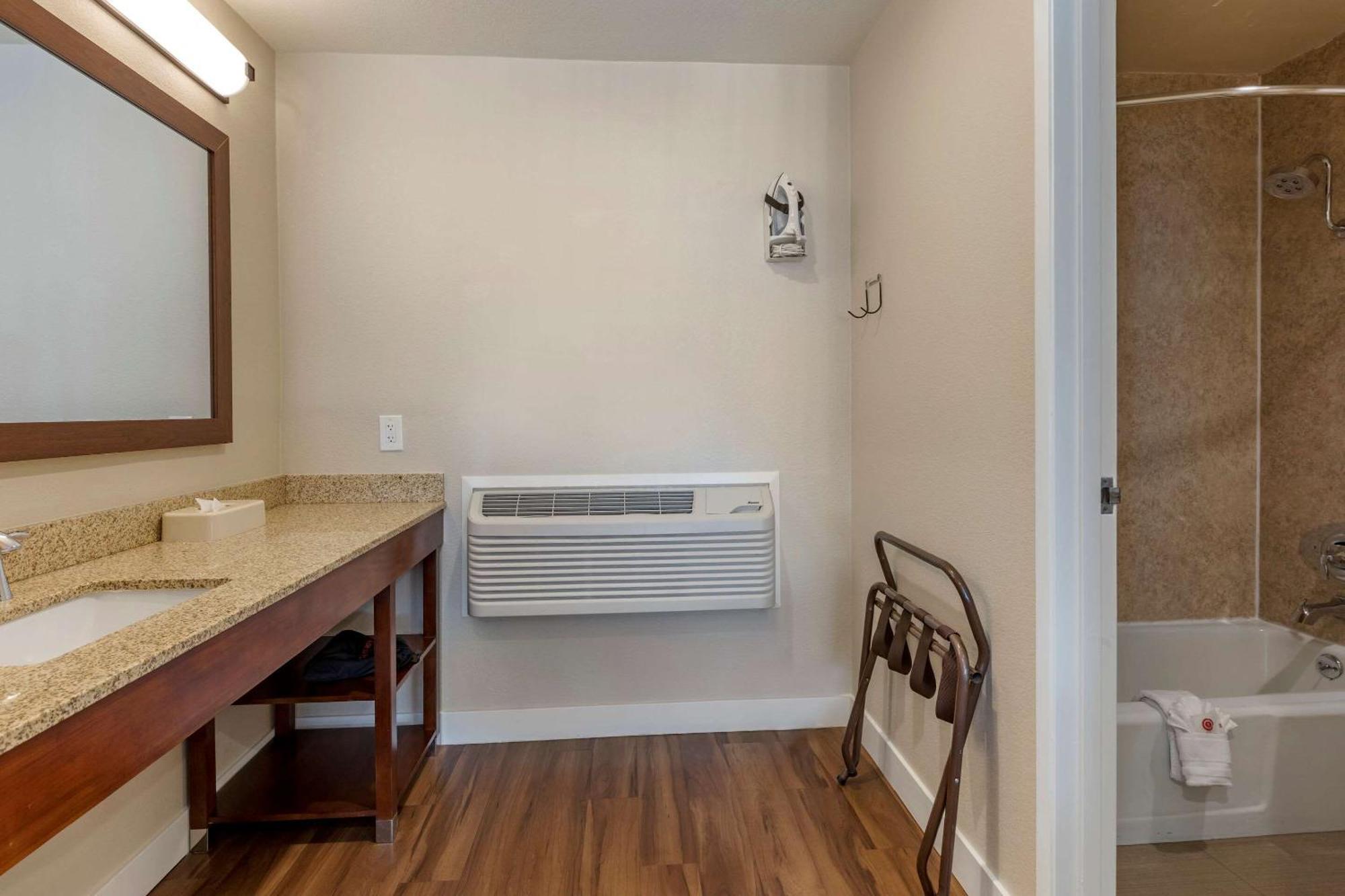 Suite with Three Queen Beds - Accessible/Non-Smoking,1219130434:JPEG